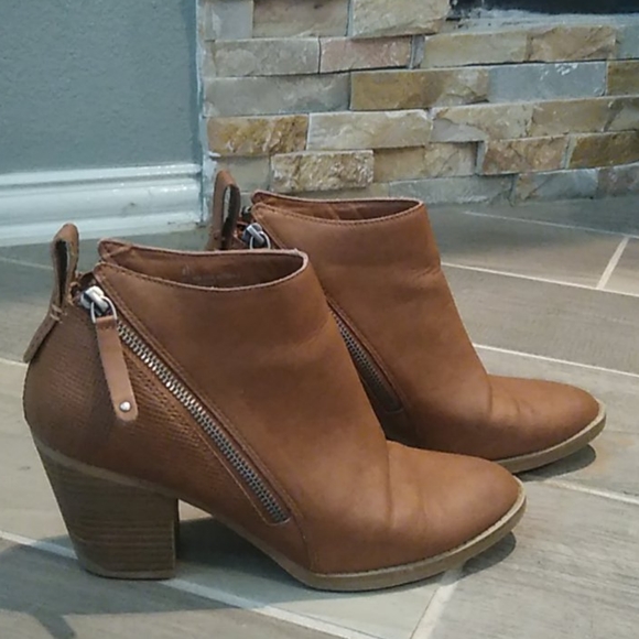DV by Dolce Vita Shoes - DV sz 8.5 booties